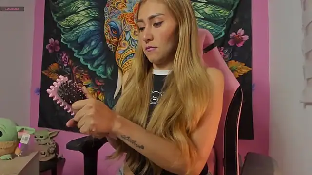 Snapshot of Alice_VIP chatting on November 2025 01:40:01 AM Alice VIP online show from November 2025 01:40:01 AM