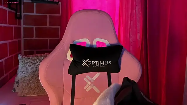 Snapshot of MelanyOconner chatting on October 2025 04:31:02 PM MelanyOconner online show from October 2025 04:31:02 PM