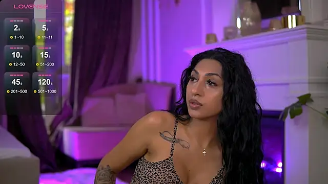 Snapshot of EmaHallee chatting on October 2025 07:29:01 AM EmaHallee online show from October 2025 07:29:01 AM