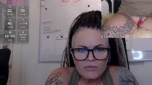 Snapshot of DarkDomina chatting on January 2026 02:44:01 PM DarkDomina online show from January 2026 02:44:01 PM