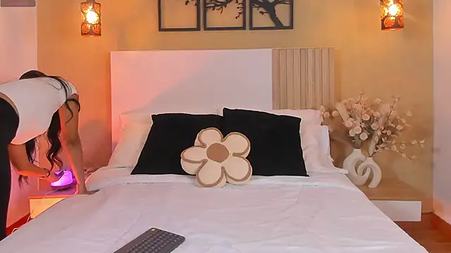 Camila Bustamante online show from October 2025 03:22:01 PM