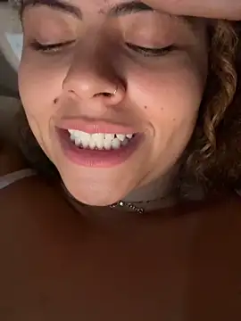 Chloe Leaozinho online show from May 2026 12:07:01 AM
