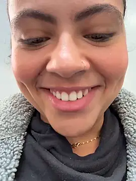 Chloe Leaozinho online show from May 2026 02:33:01 PM