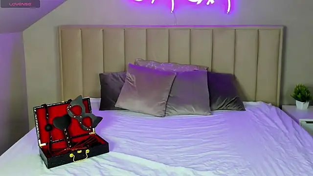 Eva Hollowey online show from September 2025 12:17:01 PM