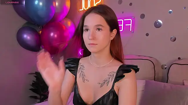 Eva Hollowey online show from September 2025 10:28:01 AM