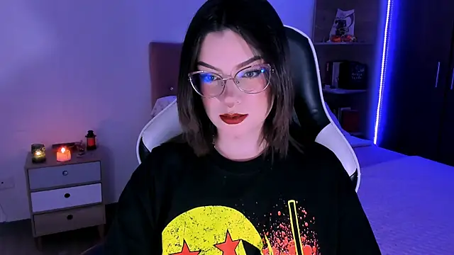 Snapshot of OphelianaRose33 chatting on November 2025 09:06:01 PM OphelianaRose33 online show from November 2025 09:06:01 PM