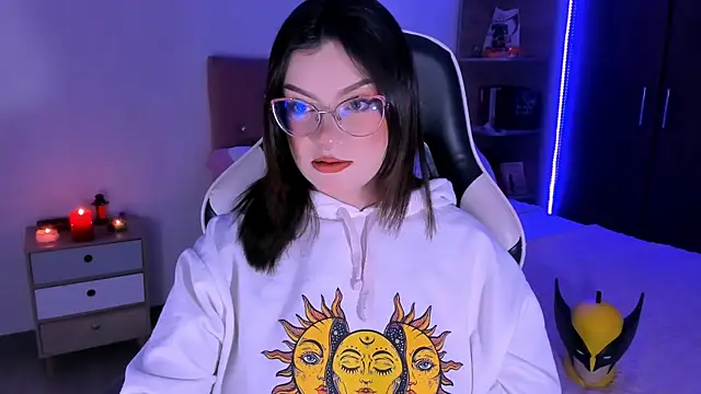 Snapshot of OphelianaRose33 chatting on November 2025 10:32:01 PM OphelianaRose33 online show from November 2025 10:32:01 PM