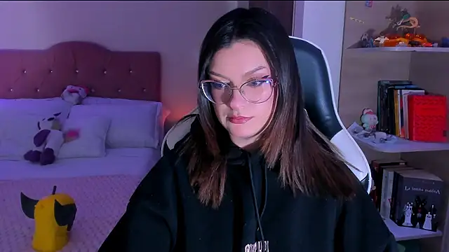 Snapshot of OphelianaRose33 chatting on February 2026 07:43:02 PM OphelianaRose33 online show from February 2026 07:43:02 PM