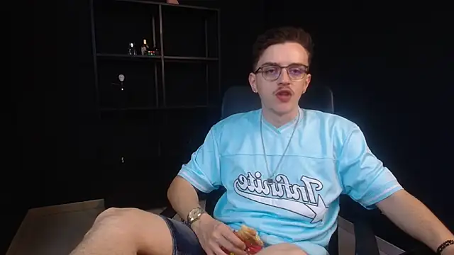Snapshot of FelixStarkk chatting on June 2026 04:32:02 AM FelixStarkk online show from June 2026 04:32:02 AM