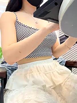 Snapshot of Linh_2004 chatting on September 2025 02:07:01 PM Linh 2004 online show from September 2025 02:07:01 PM