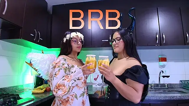 Snapshot of Lilith_and_Khloe chatting on November 2025 11:21:01 AM Lilith and Khloe online show from November 2025 11:21:01 AM