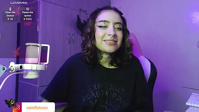 Snapshot of vainilla_doll chatting on December 2025 11:14:02 PM vainilla doll online show from December 2025 11:14:02 PM