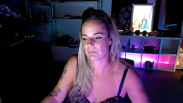 Mrs-Aurora online show from October 2025 07:21:01 PM