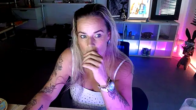 Mrs-Aurora online show from October 2025 12:49:02 PM