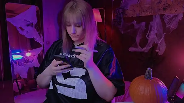 Morvelyn online show from October 2025 05:30:02 PM