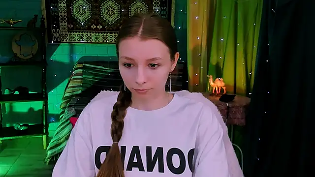 Snapshot of JulieDaniel chatting on June 2026 04:21:01 AM JulieDaniel online show from June 2026 04:21:01 AM