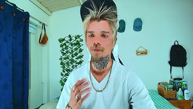 Snapshot of Gold_Loyal77 chatting on February 2026 11:23:01 PM Gold Loyal77 online show from February 2026 11:23:01 PM