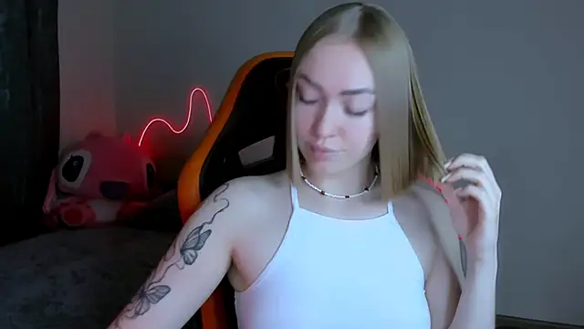 Snapshot of LaraKrein_lk chatting on October 2025 06:17:01 PM LaraKrein lk online show from October 2025 06:17:01 PM