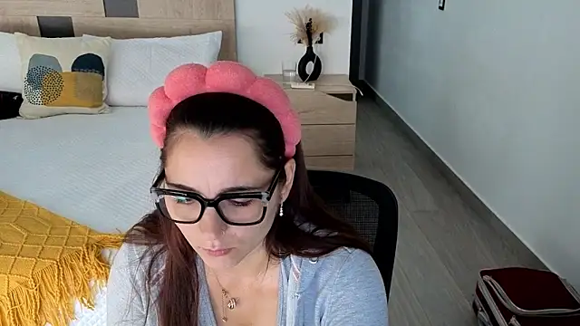 Snapshot of morninglorytv chatting on November 2025 08:24:01 AM morninglorytv online show from November 2025 08:24:01 AM