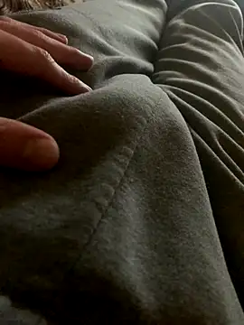 Snapshot of MuzzyFacing chatting on November 2025 10:40:02 AM MuzzyFacing online show from November 2025 10:40:02 AM