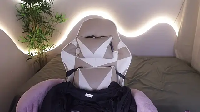 Emma and Issac online show from November 2025 04:48:02 AM