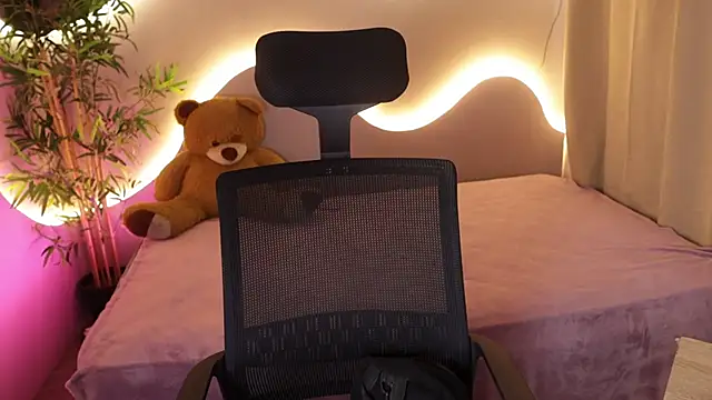 Emma and Issac online show from April 2026 10:15:01 PM