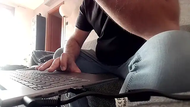 cucciolotto76 online show from November 2025 11:21:01 AM