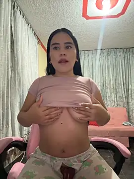 Snapshot of laure_torres chatting on October 2025 06:25:02 AM laure torres online show from October 2025 06:25:02 AM