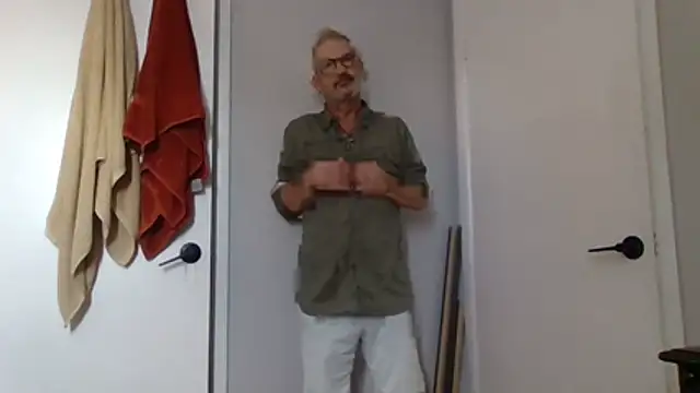 Snapshot of FoxnMouse chatting on October 2025 02:29:01 PM FoxnMouse online show from October 2025 02:29:01 PM