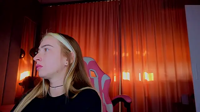 Reina Cummings online show from November 2025 06:59:02 AM