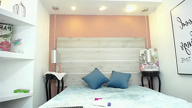 AlexandraCambell online show from November 2025 04:50:01 PM