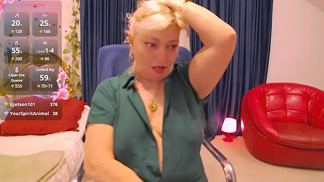 Snapshot of HypnotikCate chatting on February 2025 03:01:02 AM HypnotikCate online show from February 2025 03:01:02 AM