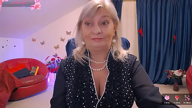 Snapshot of HypnotikCate chatting on February 2026 04:13:01 PM HypnotikCate online show from February 2026 04:13:01 PM