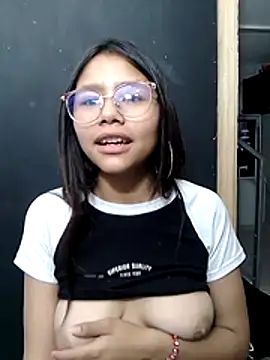 Snapshot of SofieLove_01 chatting on December 2025 08:32:02 AM SofieLove 01 online show from December 2025 08:32:02 AM