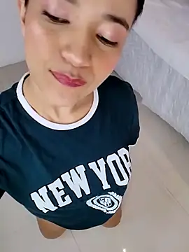 Snapshot of LUNAA___ chatting on October 2025 03:38:01 AM LUNAA online show from October 2025 03:38:01 AM