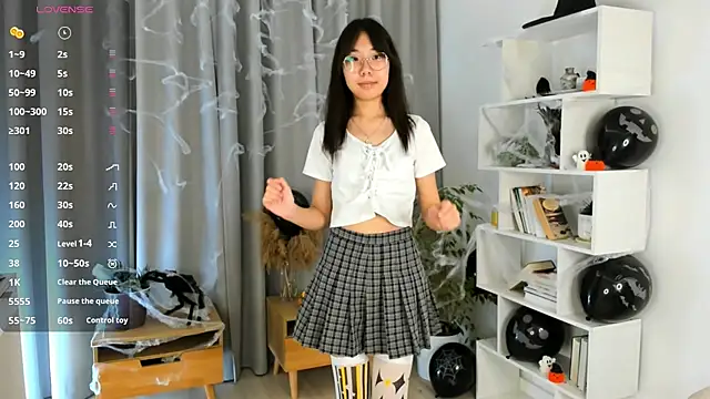 Snapshot of UdelaDodson chatting on October 2025 01:07:02 AM UdelaDodson online show from October 2025 01:07:02 AM