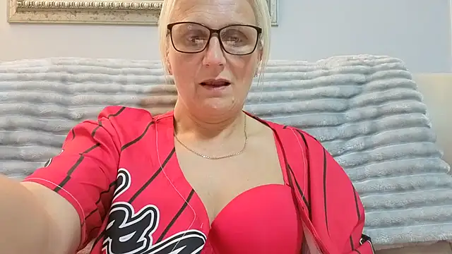 Snapshot of Velvet-Secrets chatting on October 2025 08:50:02 PM Velvet-Secrets online show from October 2025 08:50:02 PM