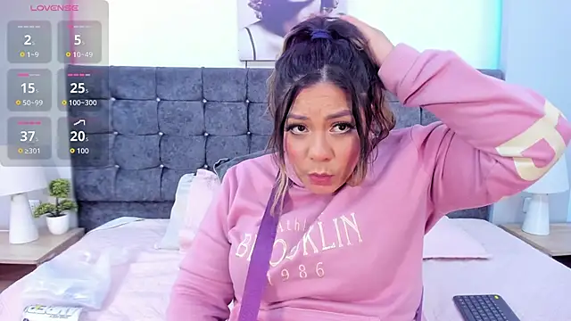 Snapshot of isabella_horney_ chatting on November 2025 08:07:02 PM isabella horney online show from November 2025 08:07:02 PM