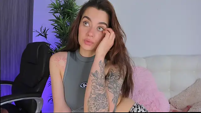 Snapshot of MissLana77 chatting on November 2025 12:43:01 AM MissLana77 online show from November 2025 12:43:01 AM