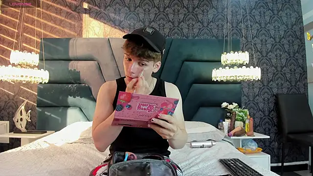 Snapshot of TaylerWhite chatting on December 2025 11:59:01 AM TaylerWhite online show from December 2025 11:59:01 AM