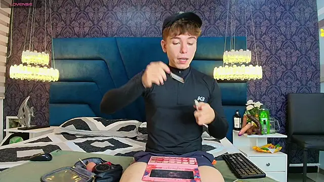 Snapshot of TaylerWhite chatting on December 2025 12:12:02 PM TaylerWhite online show from December 2025 12:12:02 PM