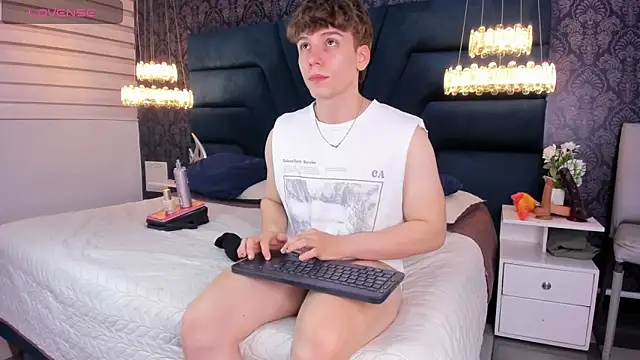 Snapshot of TaylerWhite chatting on February 2026 11:48:02 AM TaylerWhite online show from February 2026 11:48:02 AM