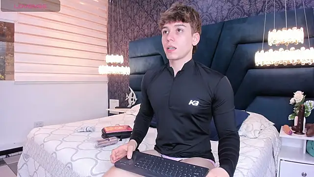 Snapshot of TaylerWhite chatting on February 2026 12:00:01 PM TaylerWhite online show from February 2026 12:00:01 PM