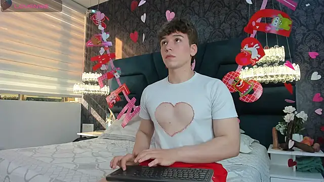 Snapshot of TaylerWhite chatting on February 2026 12:24:01 PM TaylerWhite online show from February 2026 12:24:01 PM