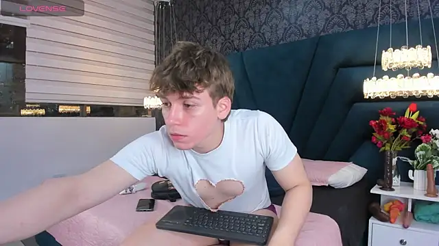 Snapshot of TaylerWhite chatting on February 2026 11:32:02 AM TaylerWhite online show from February 2026 11:32:02 AM