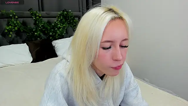 cute luucy online show from November 2025 01:44:01 AM