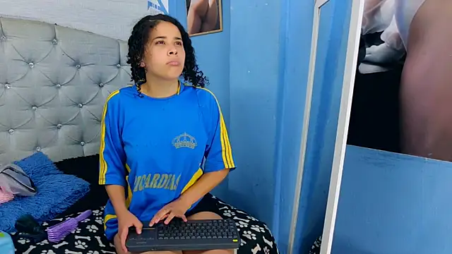 Snapshot of Emily_J18 chatting on October 2025 03:12:01 PM Emily J18 online show from October 2025 03:12:01 PM