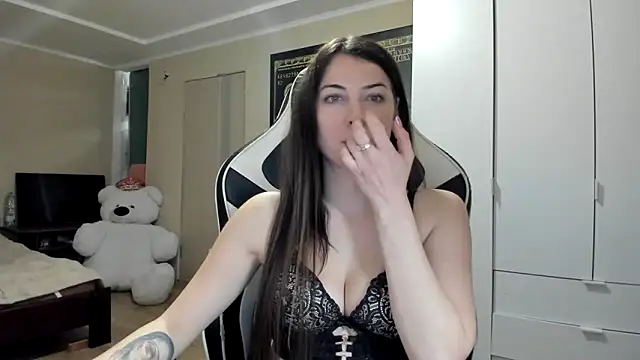 EmiLovsi online show from October 2025 09:41:01 PM