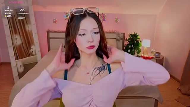 Snapshot of Adetta chatting on December 2025 10:21:02 AM Adetta online show from December 2025 10:21:02 AM