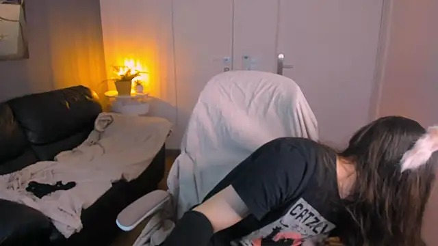 Snapshot of SilverMuse chatting on April 2026 01:16:02 AM SilverMuse online show from April 2026 01:16:02 AM